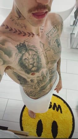 https://mcetv.fr/wp-content/uploads/2020/01/Justin-Bieber-arbore-un-nouveau-tatouage-XXL-tout-autour-du-cou--252x450.jpg