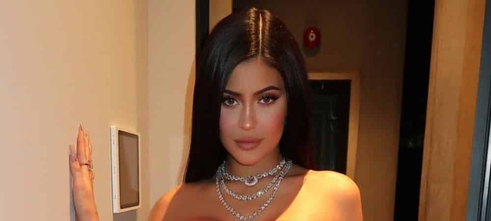 https://mcetv.fr/wp-content/uploads/2020/02/Kylie-Jenner-m%C3%A9tamorphos%C3%A9-elle-coupe-ses-cheveux-tr%C3%A8s-courts-1000.jpg
