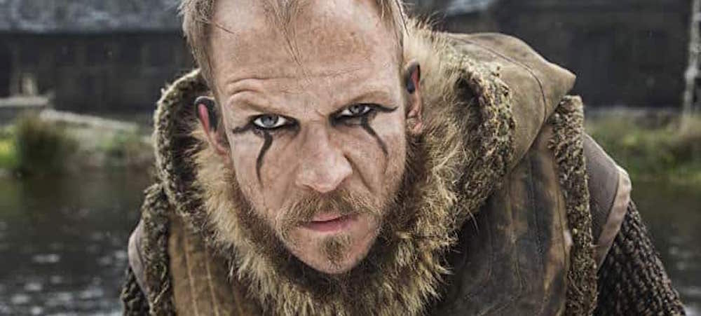 Gustaf Skarsgård (Vikings) interprétera Merlin dans Cursed !