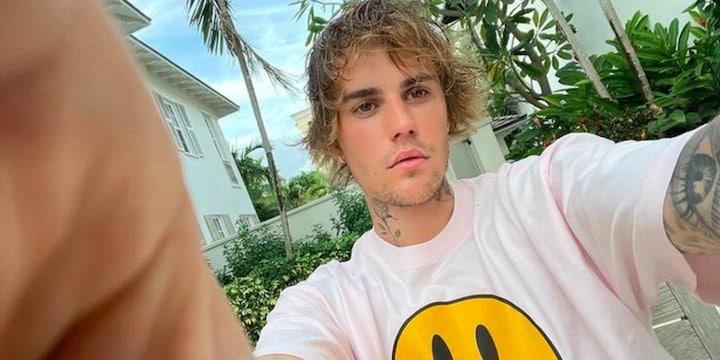 Justin Bieber stylé dans un énorme pull Drew sur Instagram 19012021-