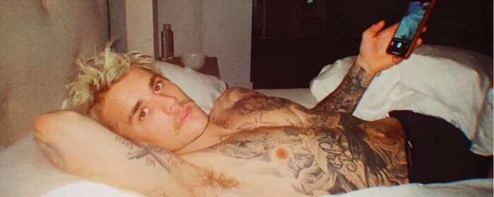 Justin Bieber torse nu et très sexy dans les coulisses de son clip Anyone !