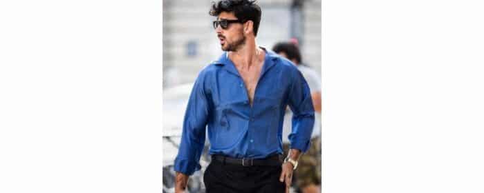 Michele Morrone sexy en chemise bleue dans la rue sur Instagram