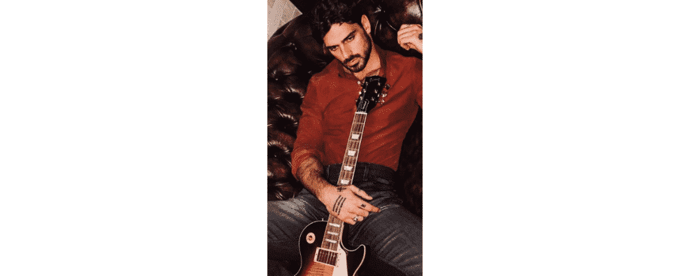 Michele Morrone ultra sexy avec une guitare à la main sur Instagram !