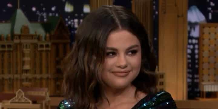 Selena Gomez très canon pour faire la promo de sa marque Rare Beauty !