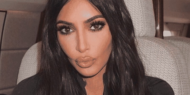 Kim Kardashian recouverte de miel pour la promo de KKW Beauty !