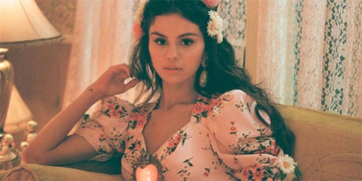 Selena Gomez dévoile un tuto pour copier son look dans De Una Vez !